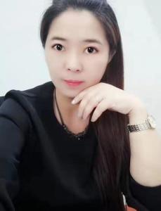李秀梅最新时尚风采亮相，展现迷人魅力！